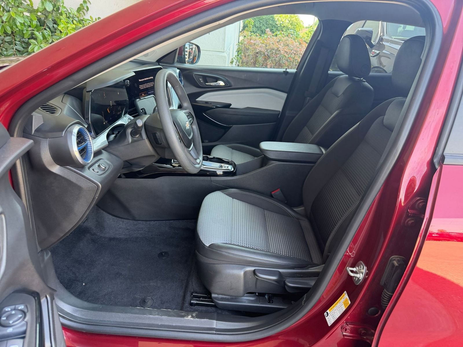 Used 2025 Chevrolet Trax LT FWD image 37