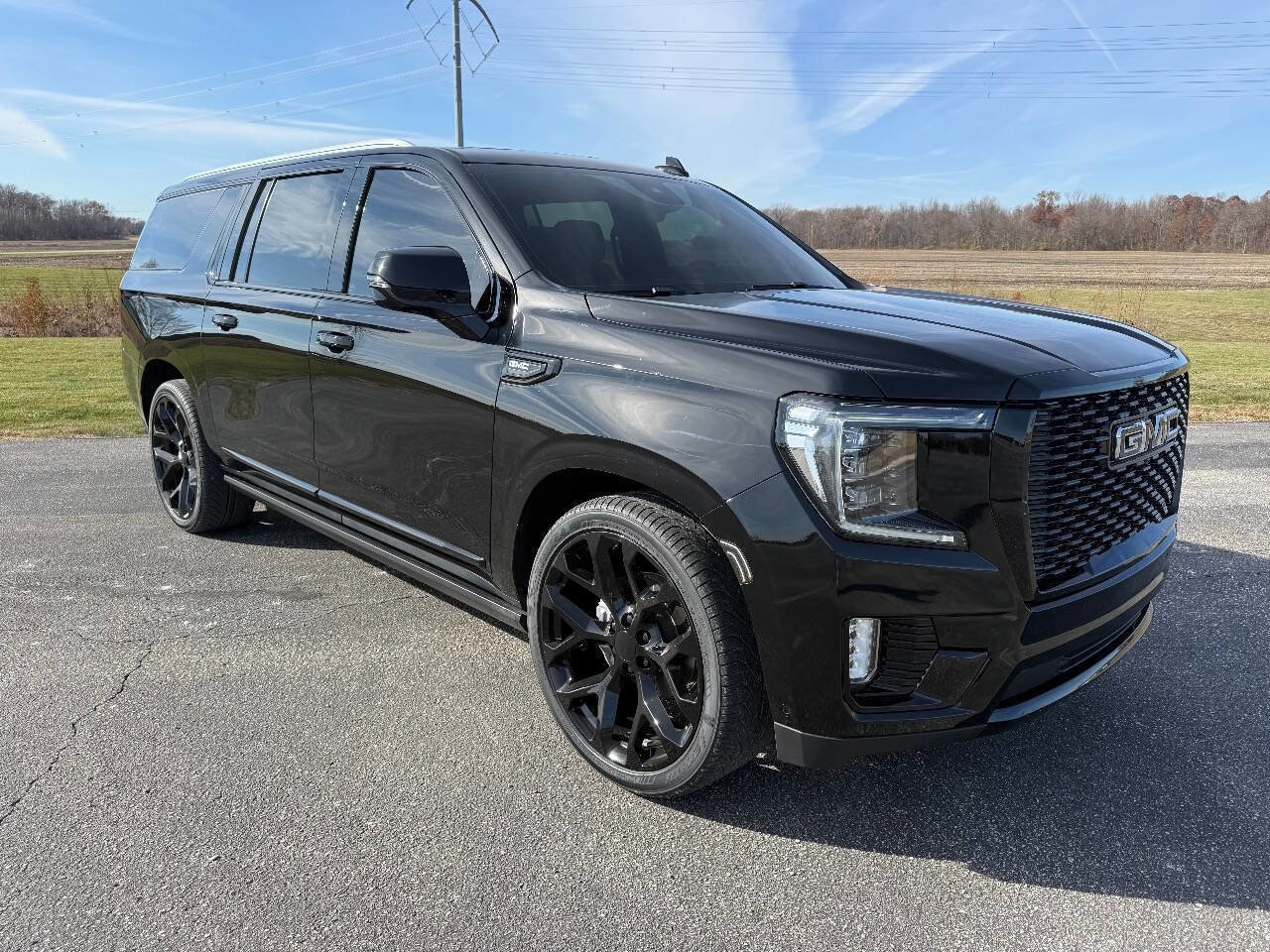 Used 2023 GMC Yukon XL Denali w/ Denali Reserve Package image 3