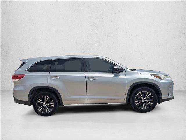 Used 2017 Toyota Highlander LE FWD image 4