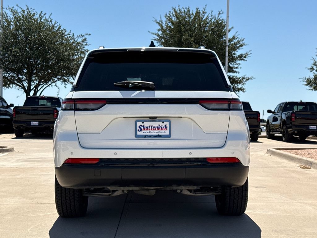 Used 2024 Jeep Grand Cherokee Altitude RWD image 7