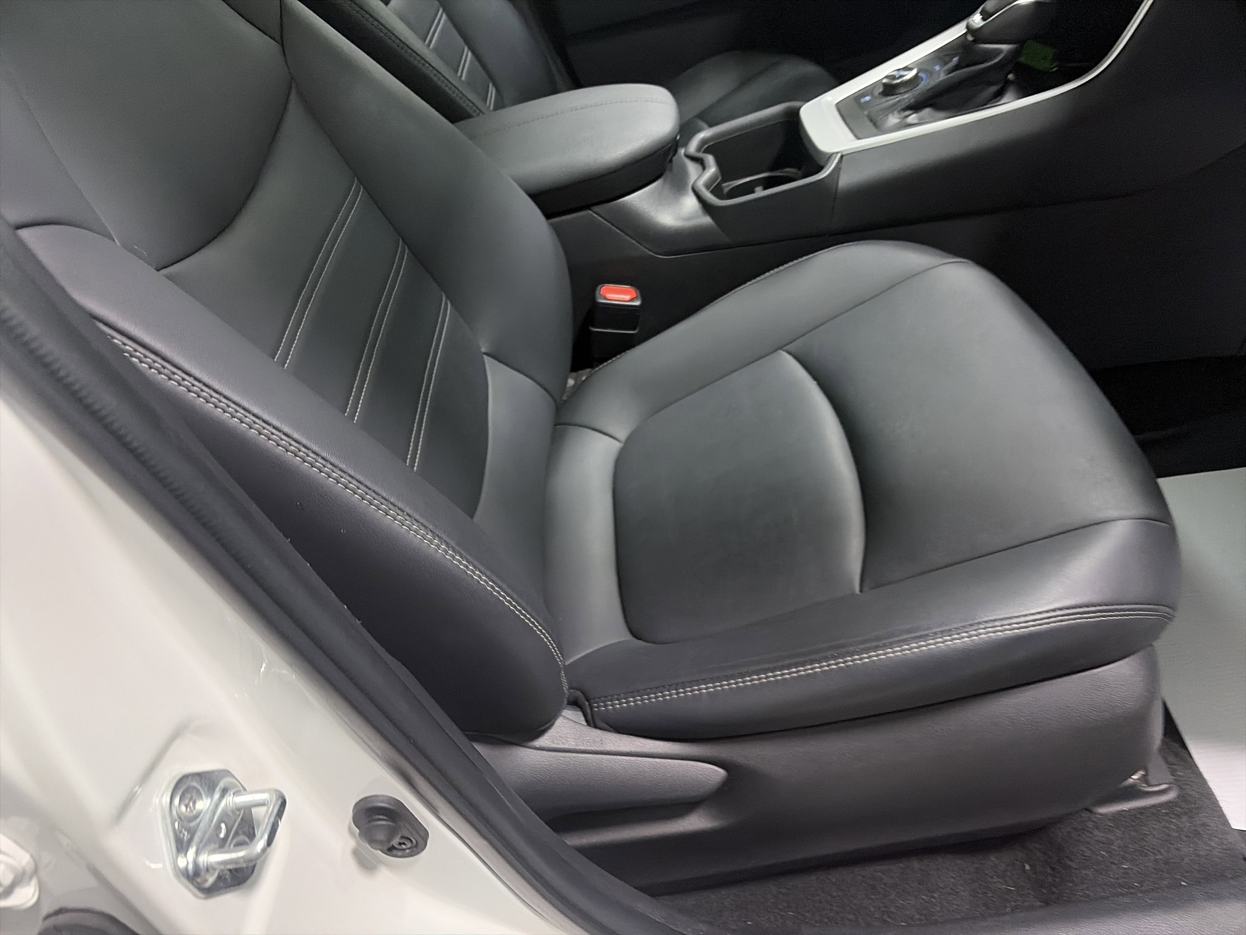 Used 2022 Toyota RAV4 XLE Premium image 34