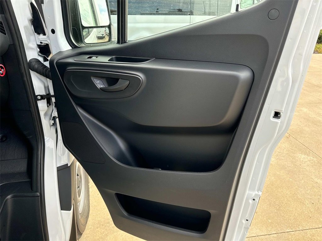 New 2024 Mercedes-Benz eSprinter 170 Cargo image 11