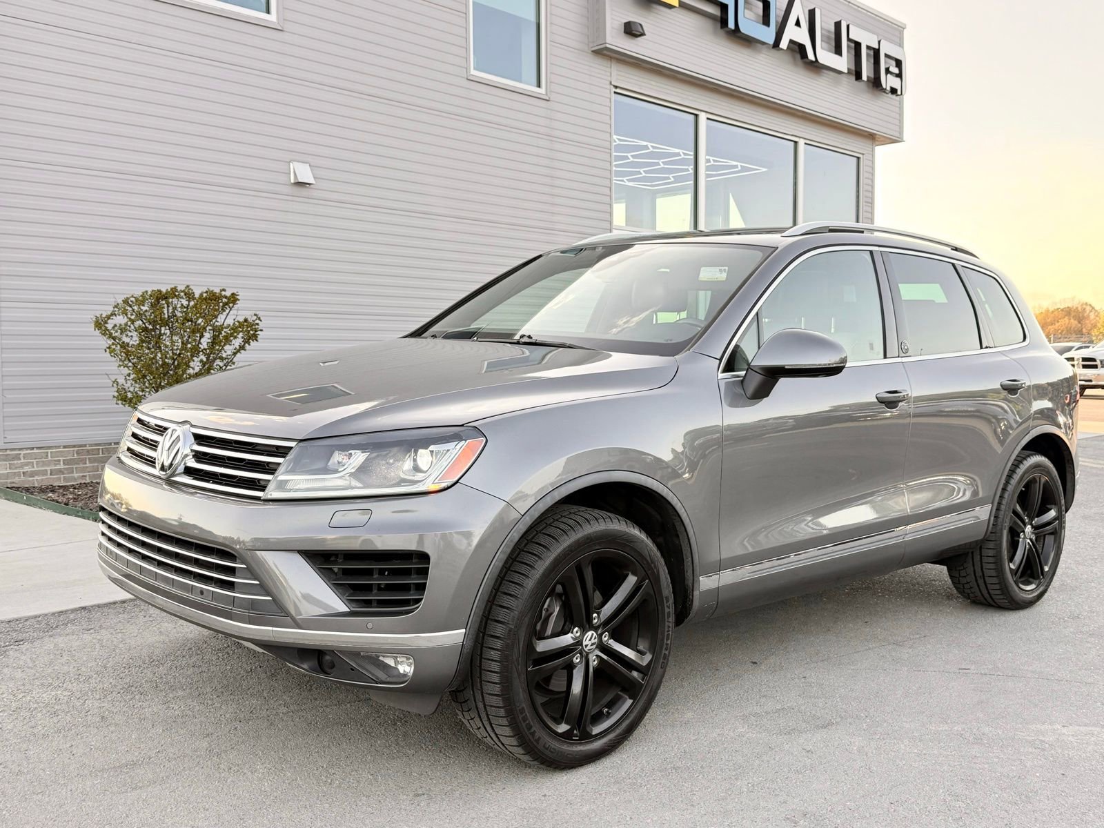 Used 2017 Volkswagen Touareg Wolfsburg Edition AWD/4WD image 5