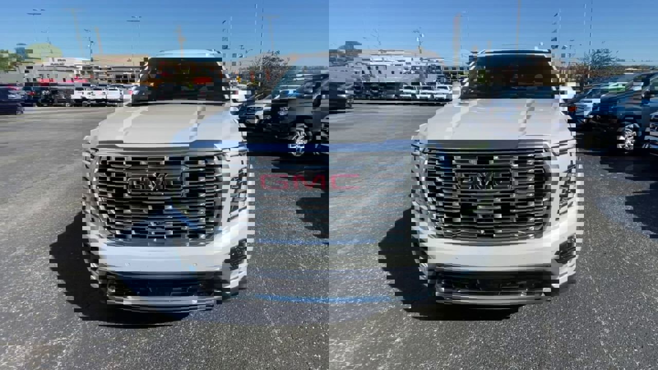 Used 2025 GMC Yukon Denali w/ Sun & Power Step Package image 6