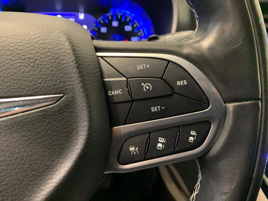 Used 2022 Chrysler Pacifica Touring-L w/ Uconnect Theater Family Group image 22