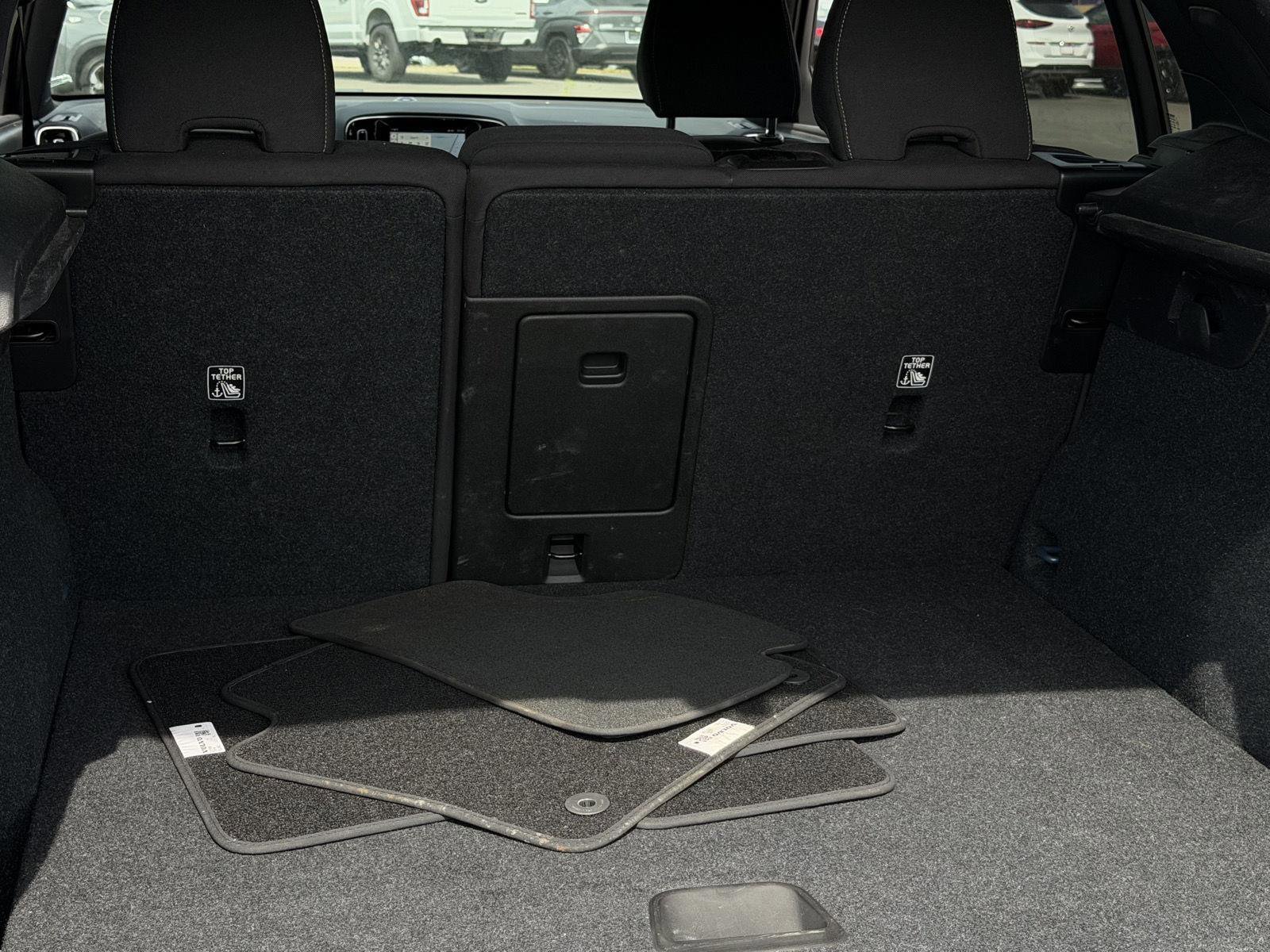 Used 2024 Volvo XC40 B5 Core image 25