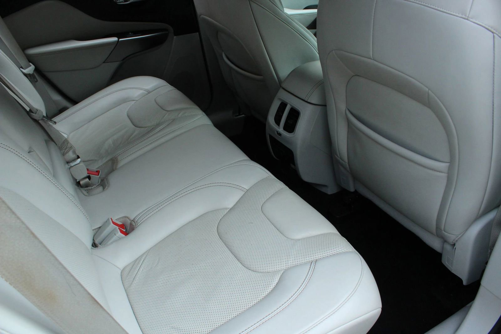 Used 2020 Jeep Cherokee Limited FWD image 29