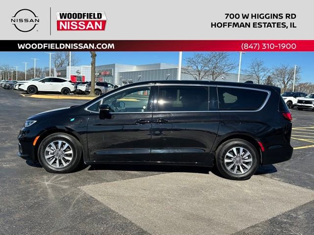 Used 2025 Chrysler Pacifica Select image 6