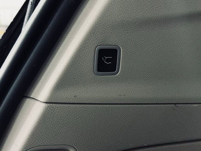 Used 2024 Chrysler Pacifica Touring-L image 13