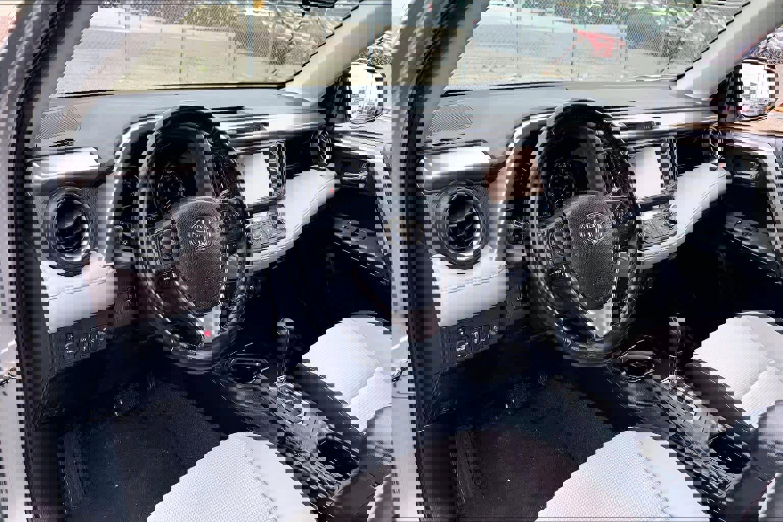 Used 2018 Toyota RAV4 XLE FWD image 17