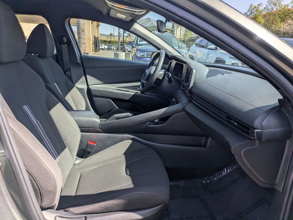 Certified 2025 Hyundai Elantra Sport image 31