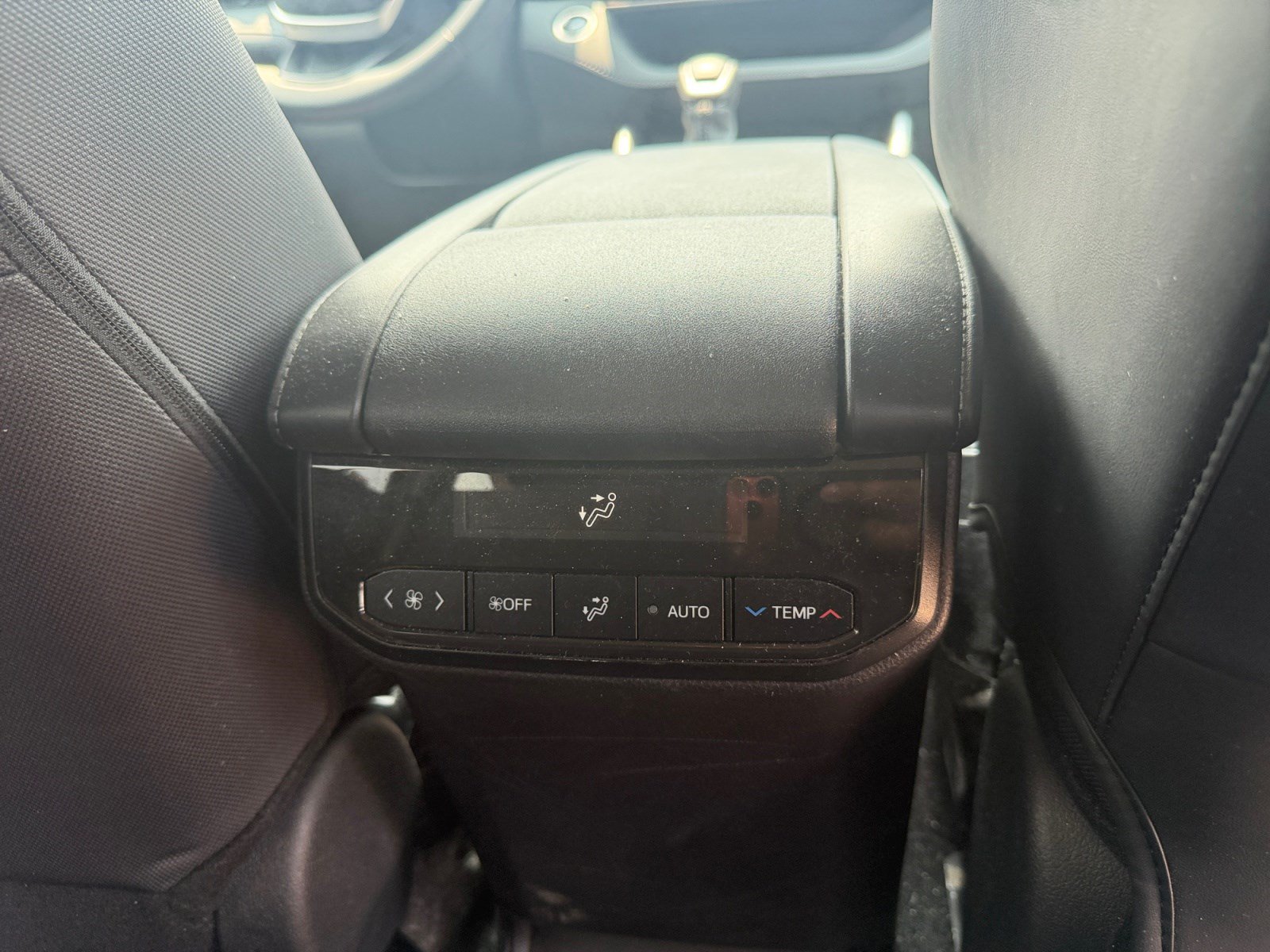 Used 2024 Toyota Highlander LE AWD/4WD image 32