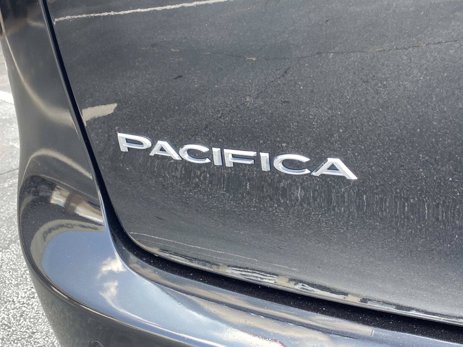 Used 2023 Chrysler Pacifica Touring-L FWD image 5