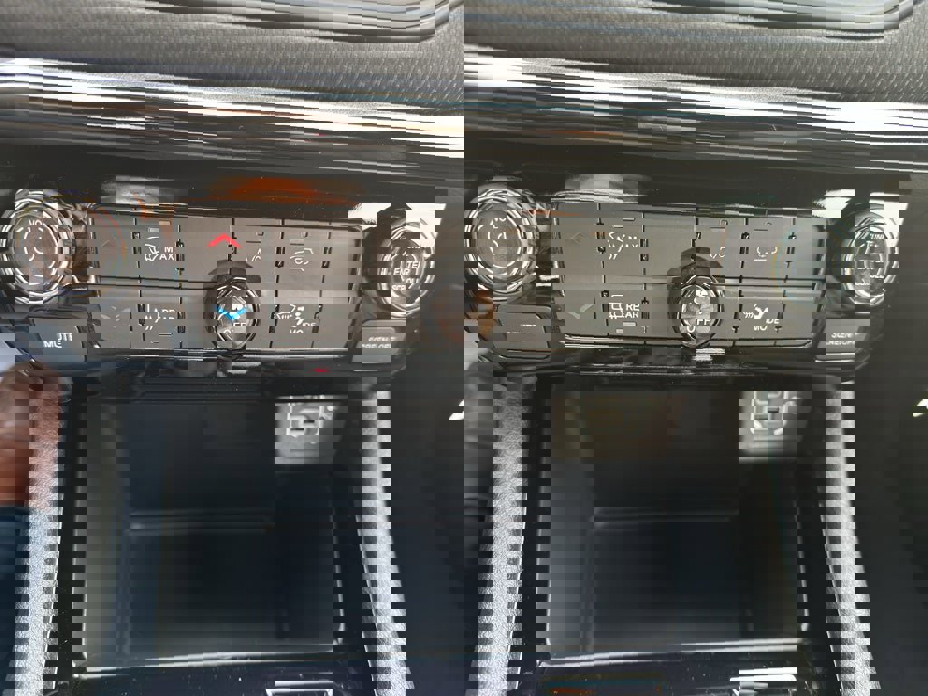 New 2026 Jeep Compass Latitude image 16