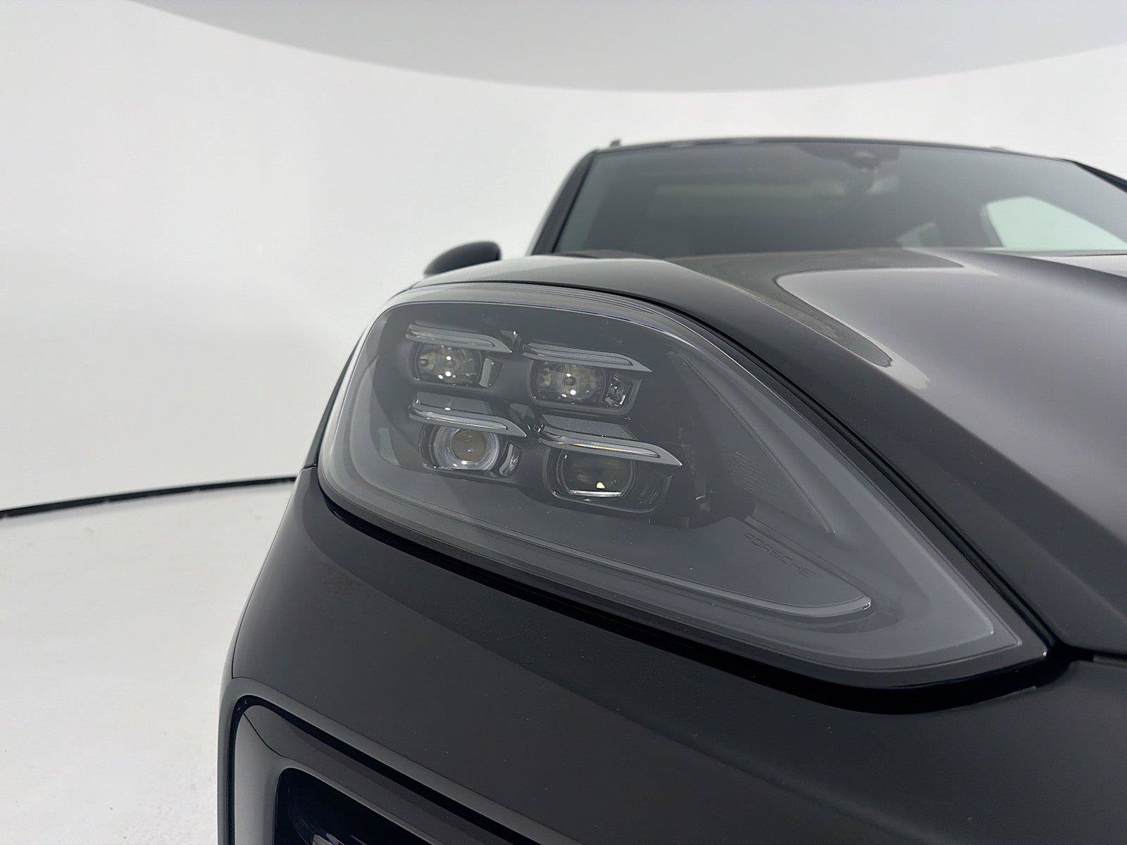Certified 2025 Porsche Cayenne AWD/4WD image 30