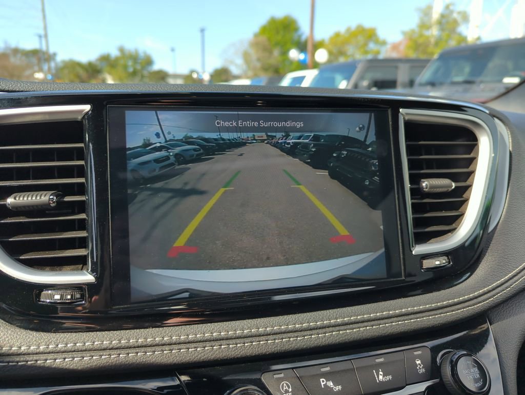 Used 2025 Chrysler Pacifica Limited image 24