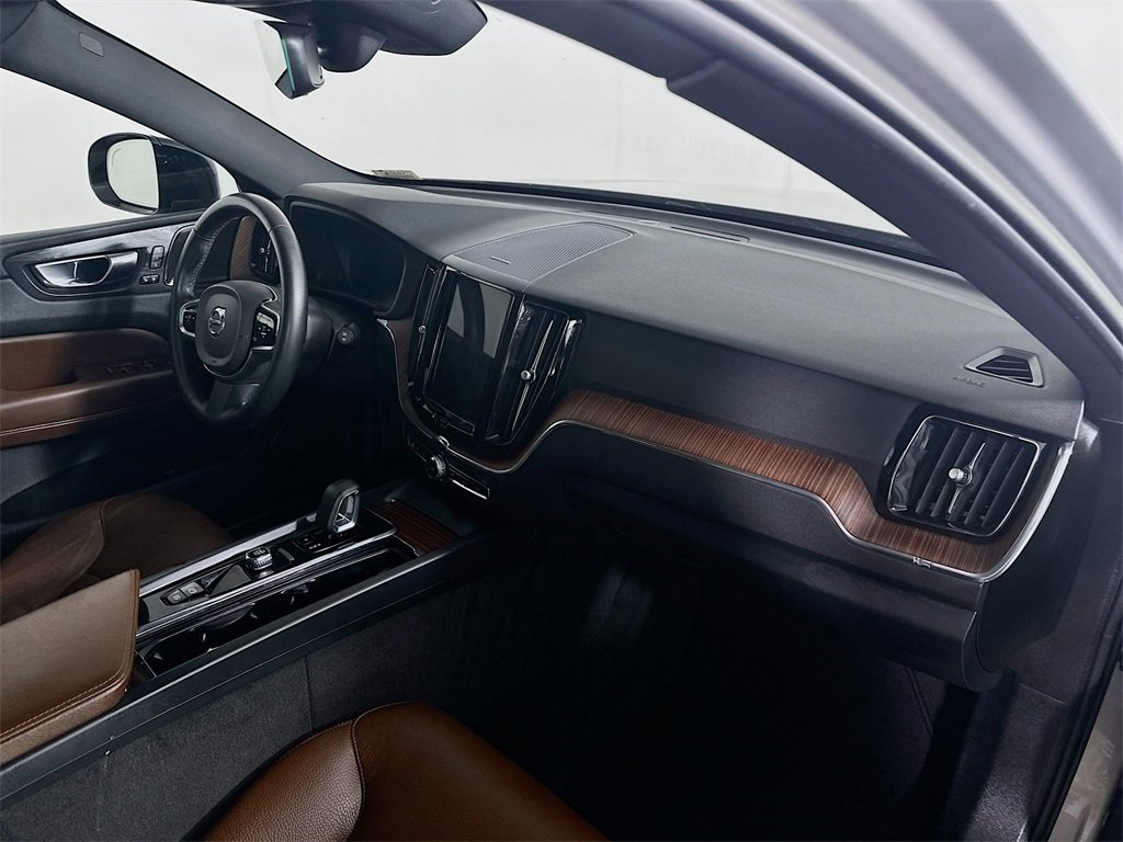 Used 2023 Volvo XC60 B5 Plus image 32