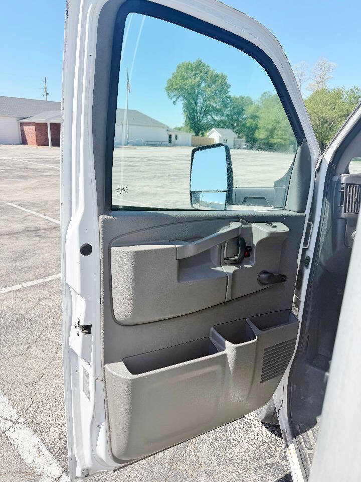 Used 2017 GMC Savana 3500 Extended RWD image 9