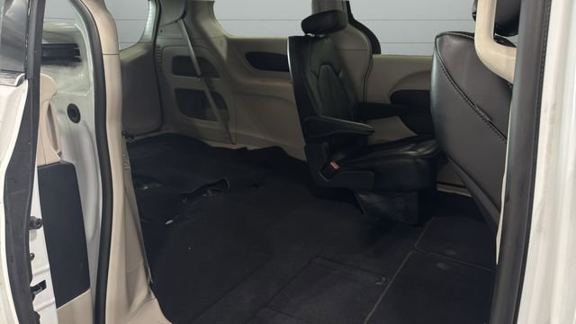 Used 2024 Chrysler Pacifica Touring-L image 28
