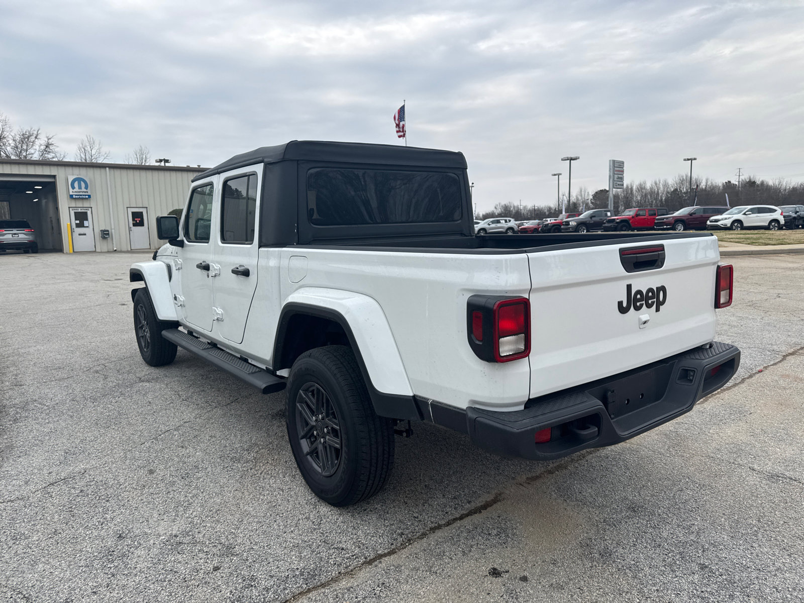 Used 2025 Jeep Gladiator Sport image 7