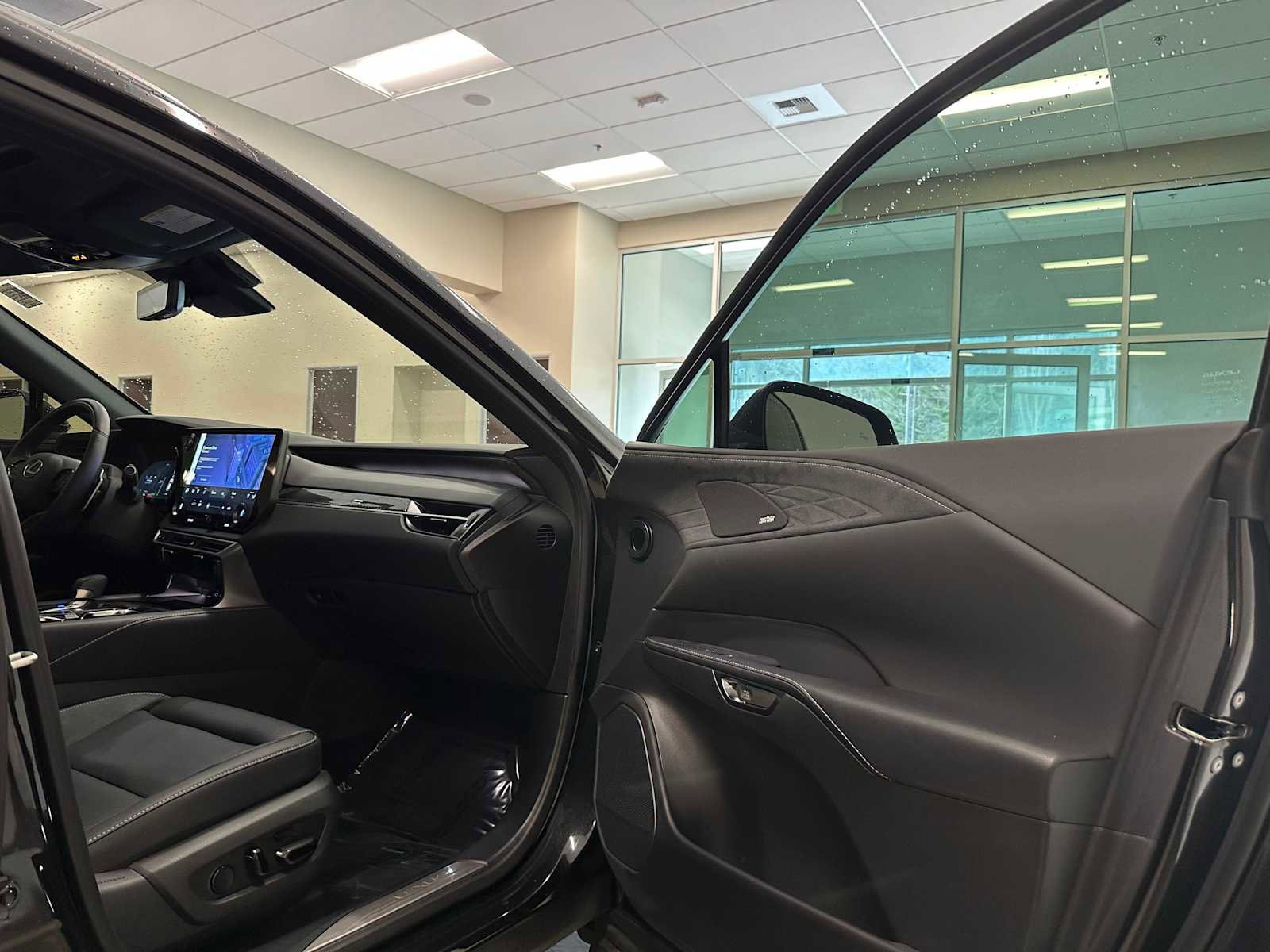 Used 2025 Lexus RX 450h Luxury w/ Convenience Package image 31