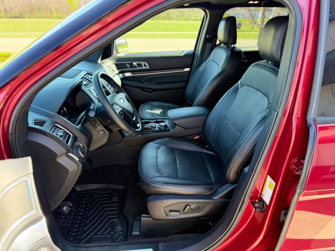 Used 2018 Ford Explorer Limited w/ Equipment Group 301A AWD/4WD image 10