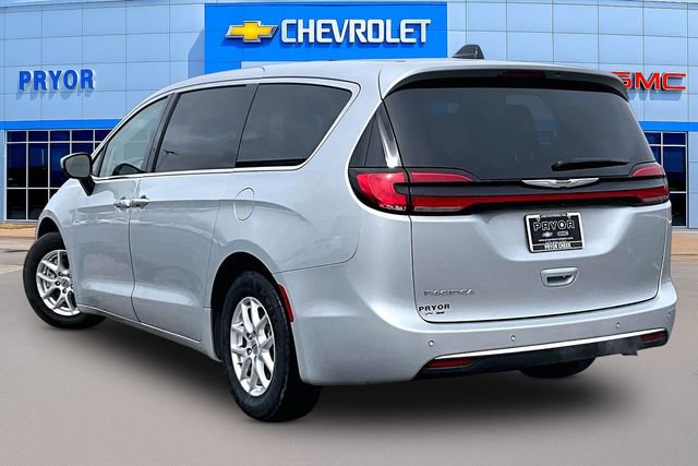 Used 2023 Chrysler Pacifica Touring-L image 4