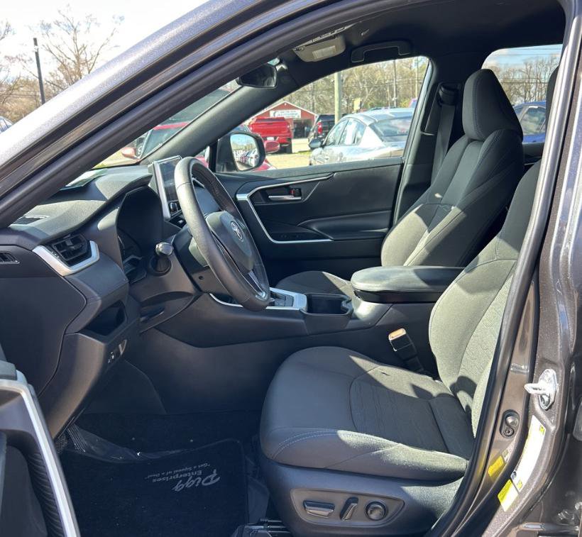 Used 2023 Toyota RAV4 SE image 5