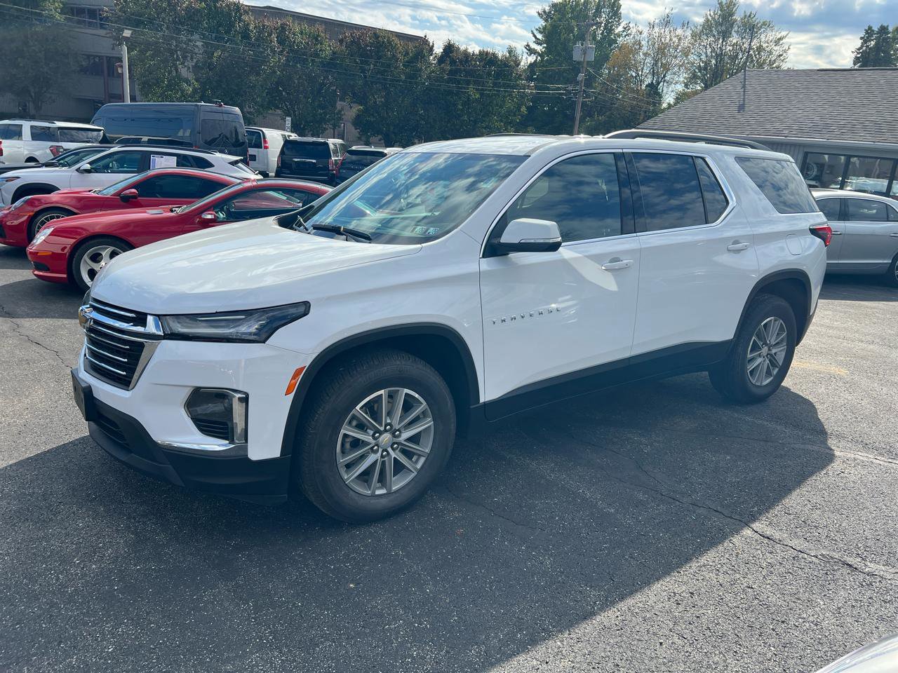 Used 2022 Chevrolet Traverse LT image 1