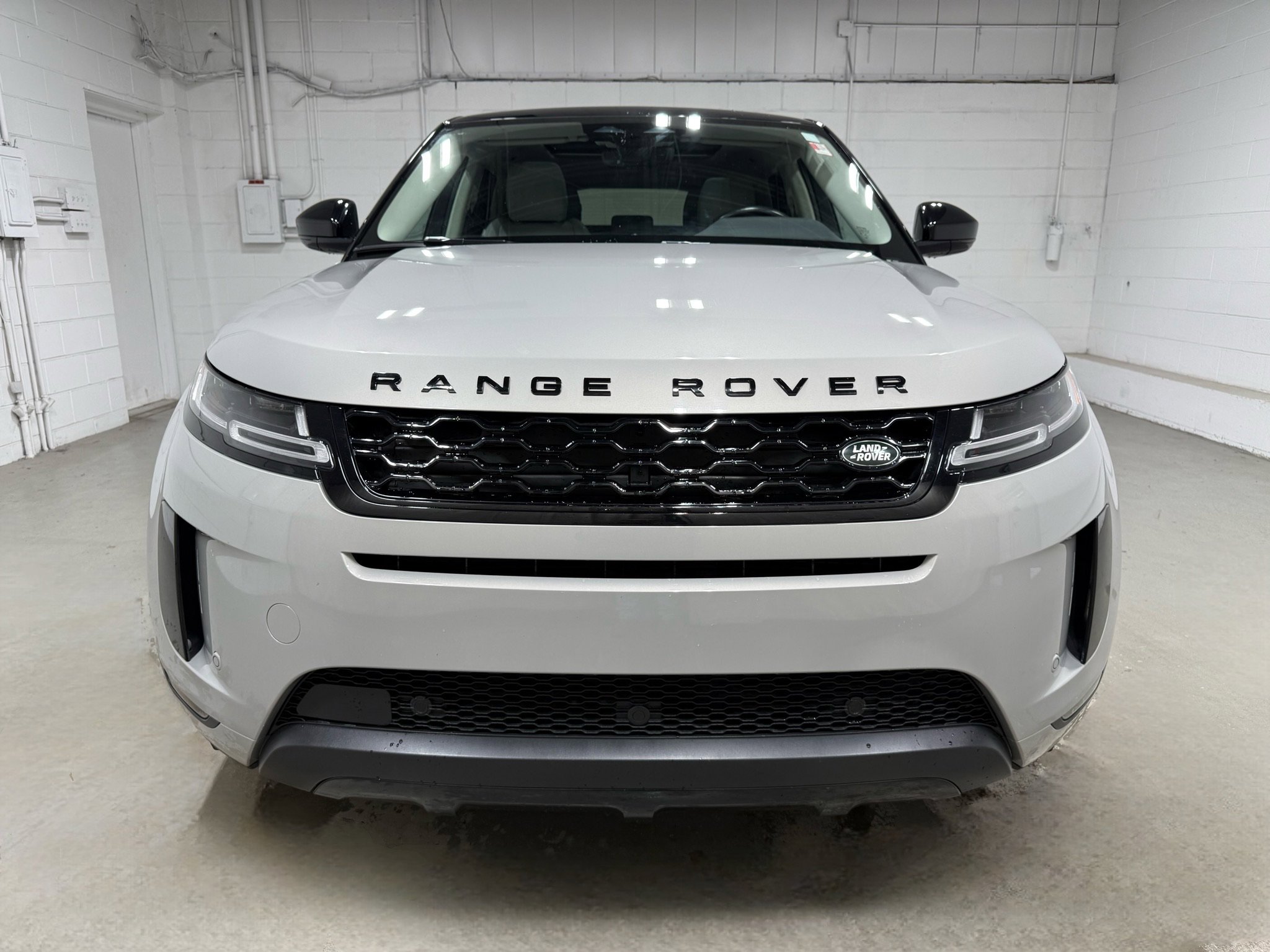 Used 2022 Land Rover Range Rover Evoque SE image 2