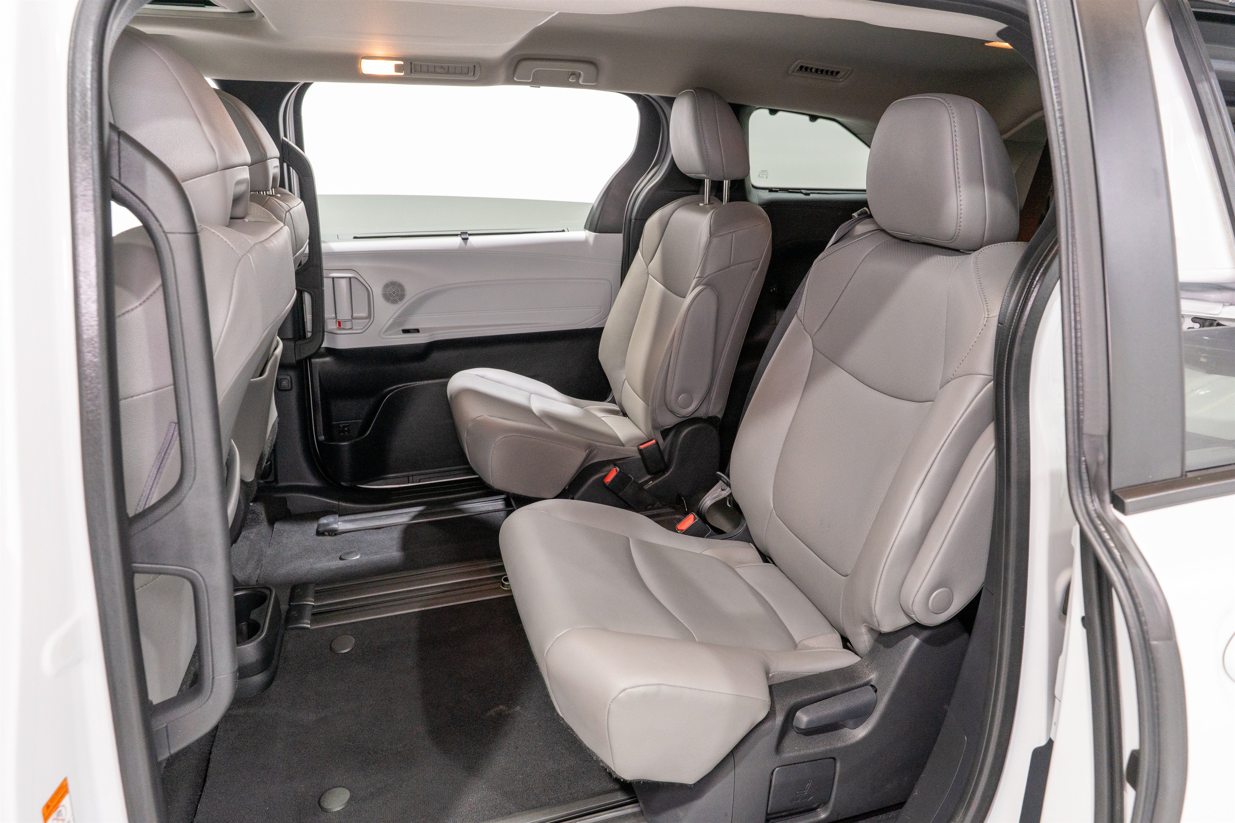 Used 2026 Toyota Sienna XLE FWD image 31