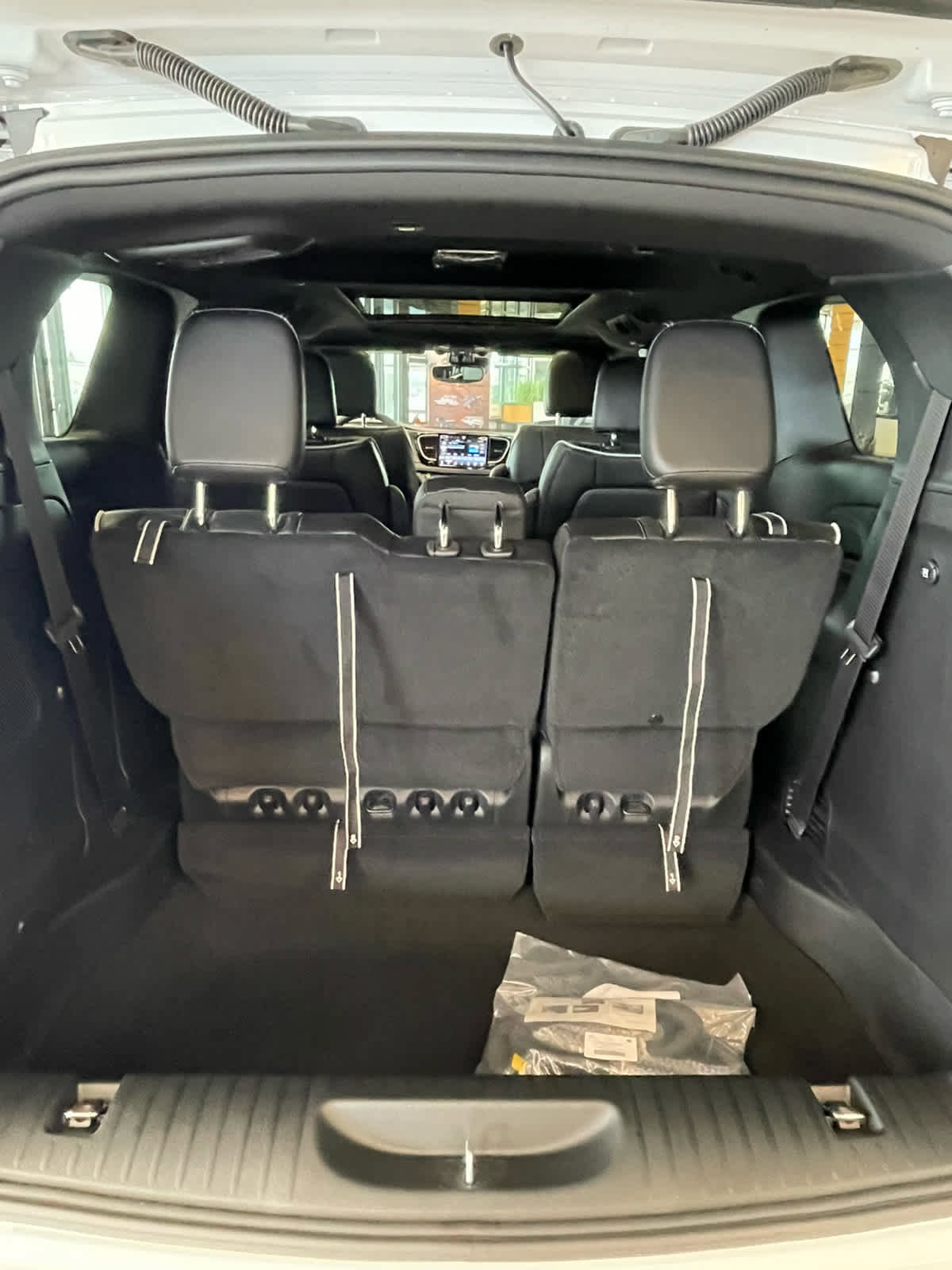 New 2027 Chrysler Pacifica Limited AWD/4WD image 10