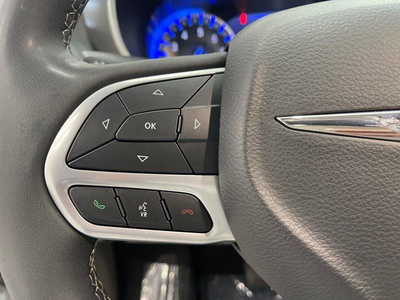 Used 2023 Chrysler Pacifica Touring-L image 31