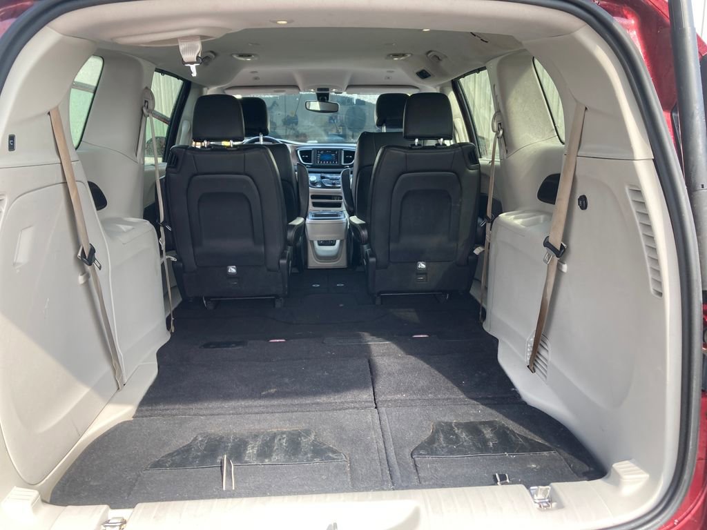 Used 2019 Chrysler Pacifica Touring-L FWD image 27