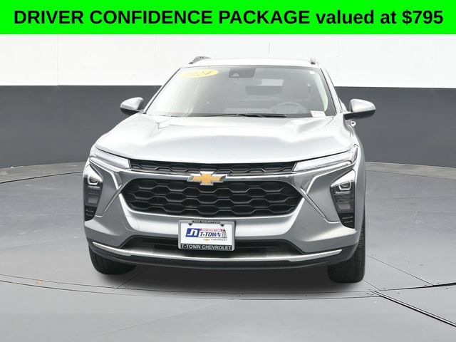 Used 2024 Chevrolet Trax LT w/ Driver Confidence Package FWD image 2