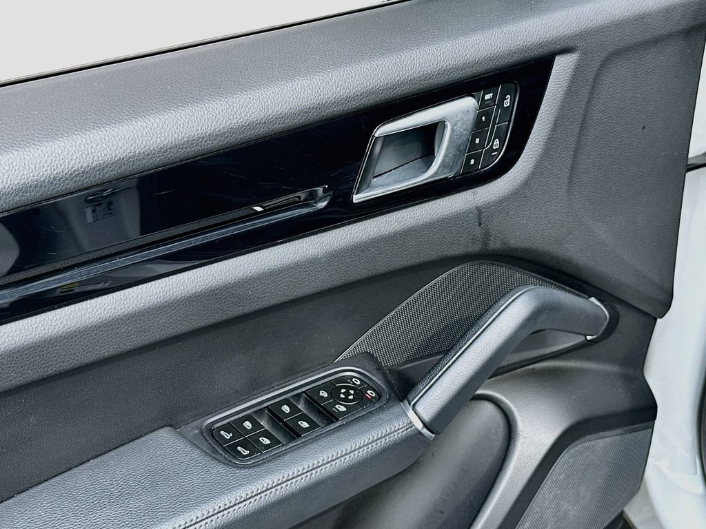 Certified 2023 Porsche Cayenne AWD/4WD image 20