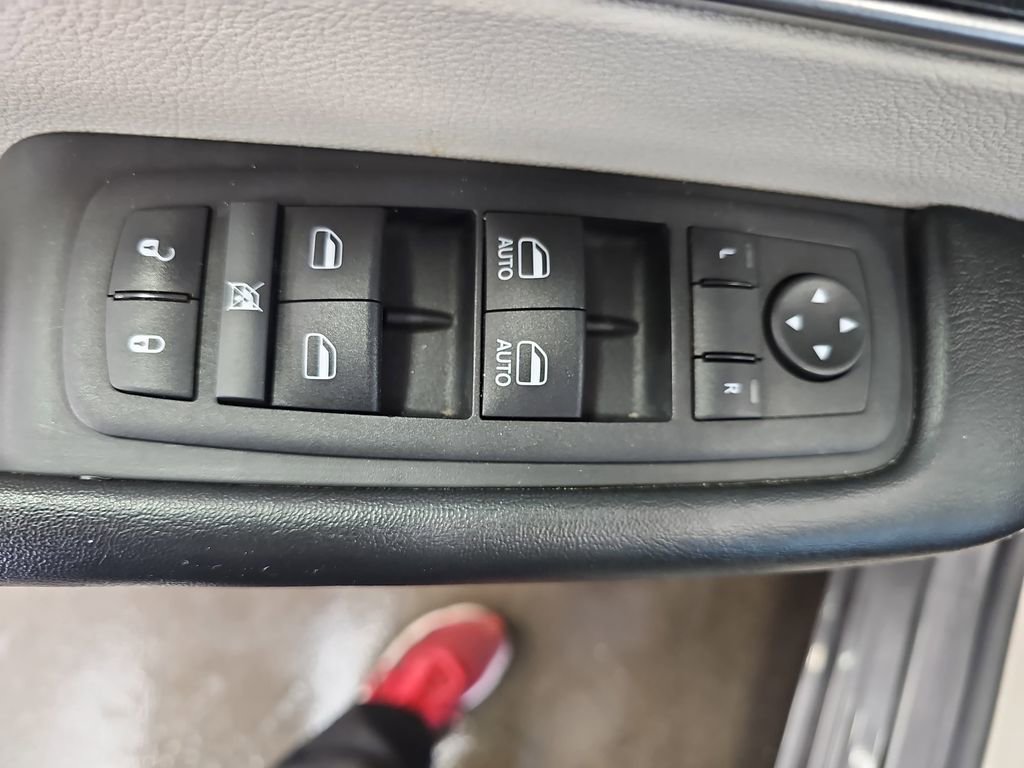 Used 2023 Chrysler Pacifica Touring-L FWD image 27