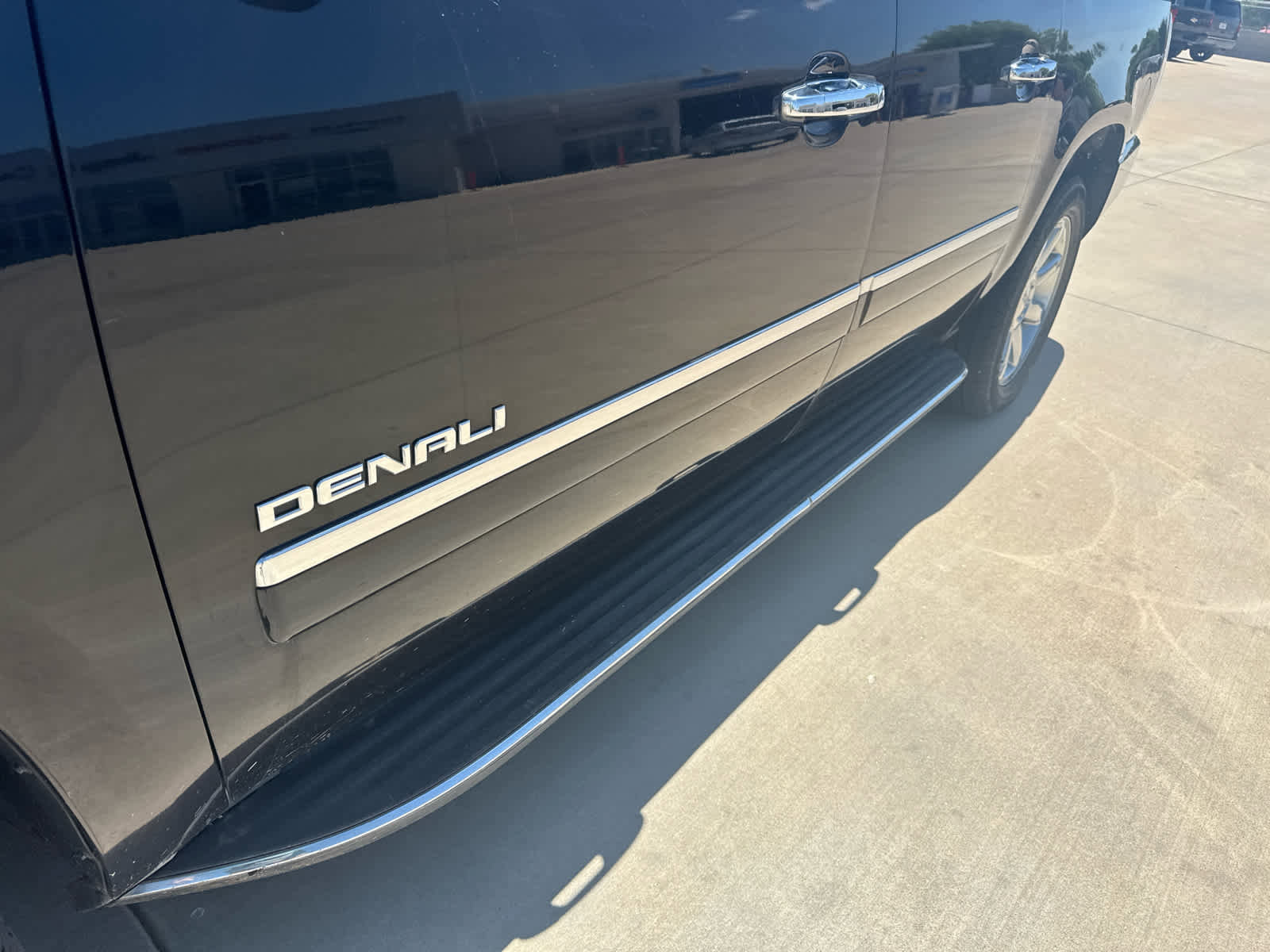 Used 2010 GMC Yukon XL Denali RWD image 5
