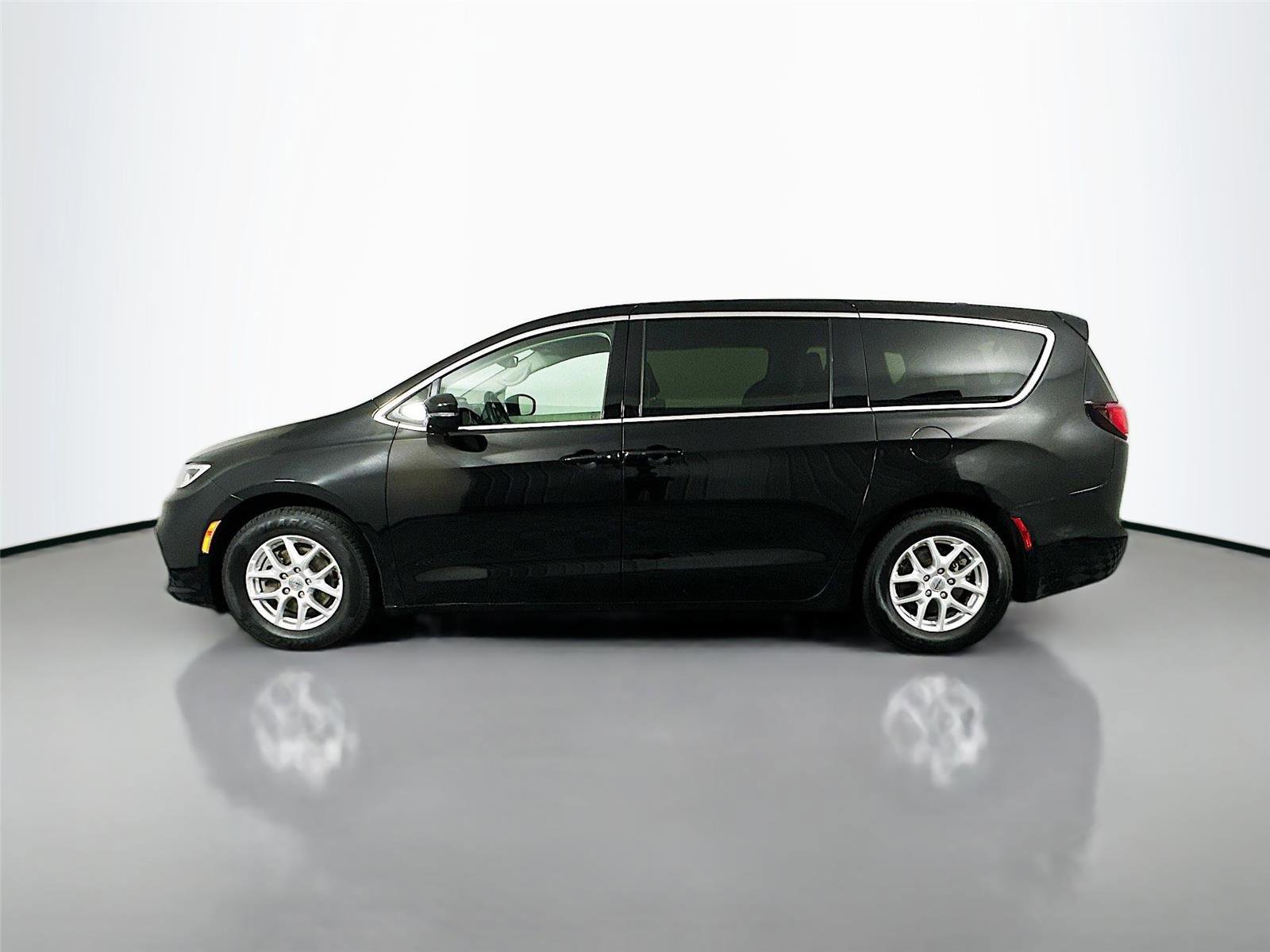 Used 2024 Chrysler Pacifica Touring-L FWD image 8