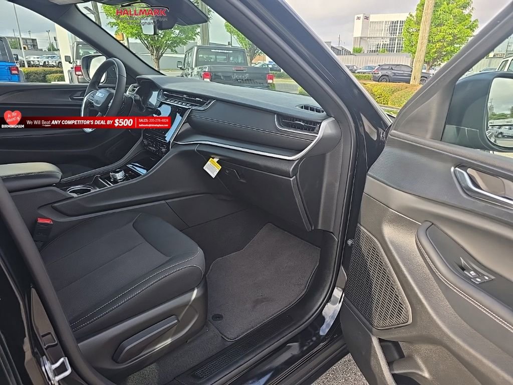 Used 2025 Jeep Grand Cherokee Laredo X w/ Luxury Tech Group I image 17