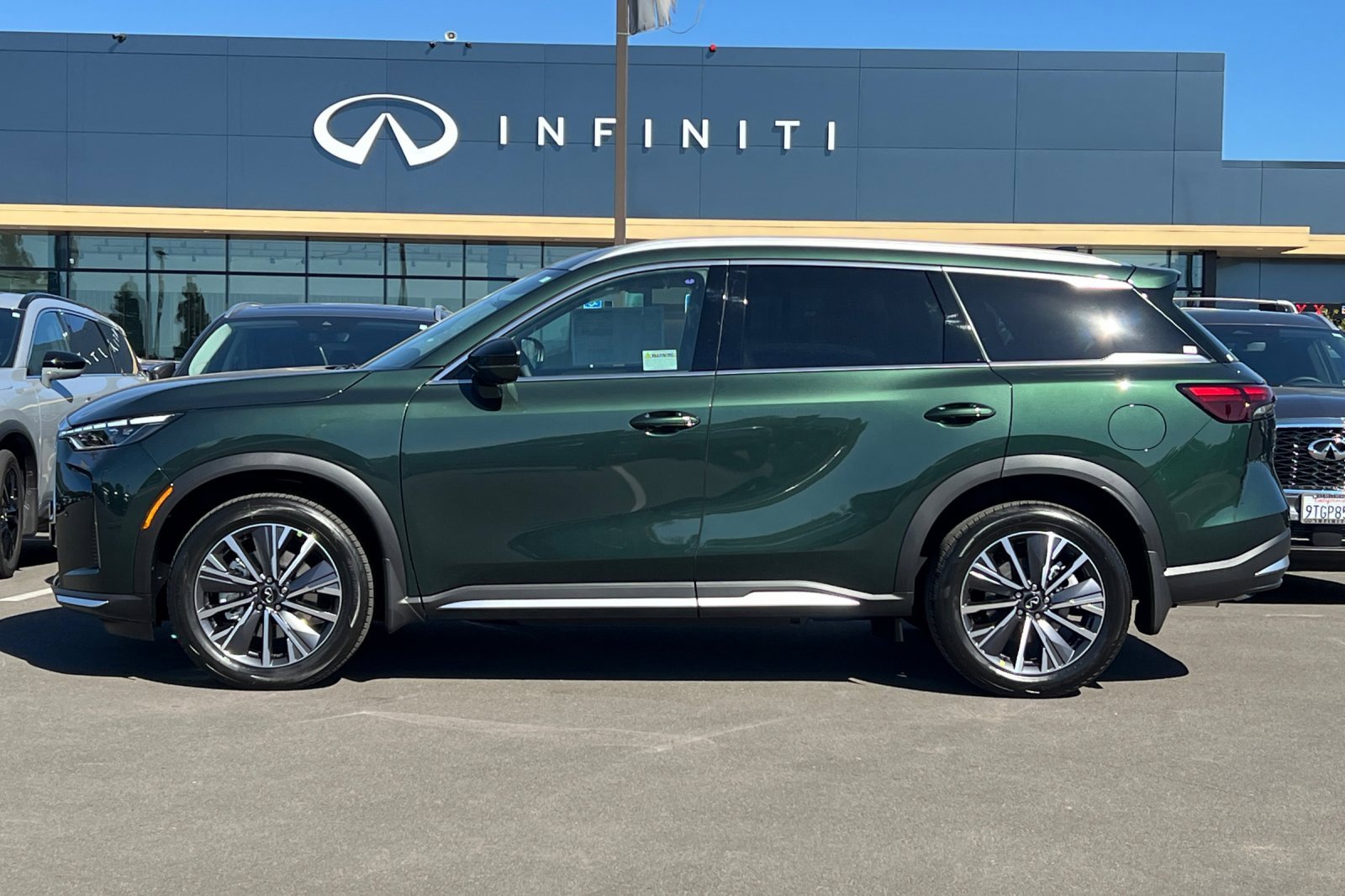 New 2026 INFINITI QX60 Luxe w/ Cargo Package image 2