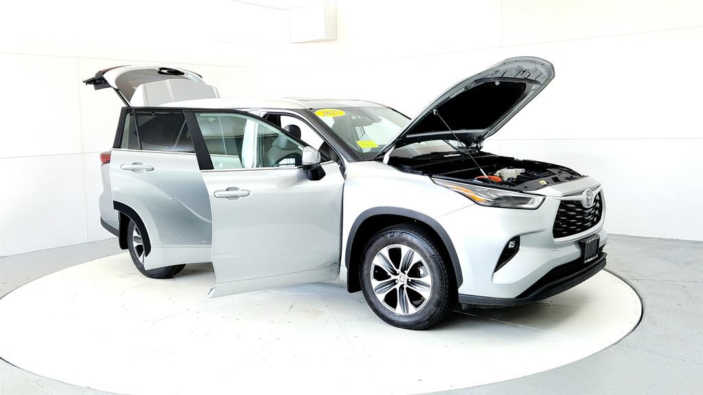 Certified 2025 Toyota Highlander XLE AWD/4WD image 12