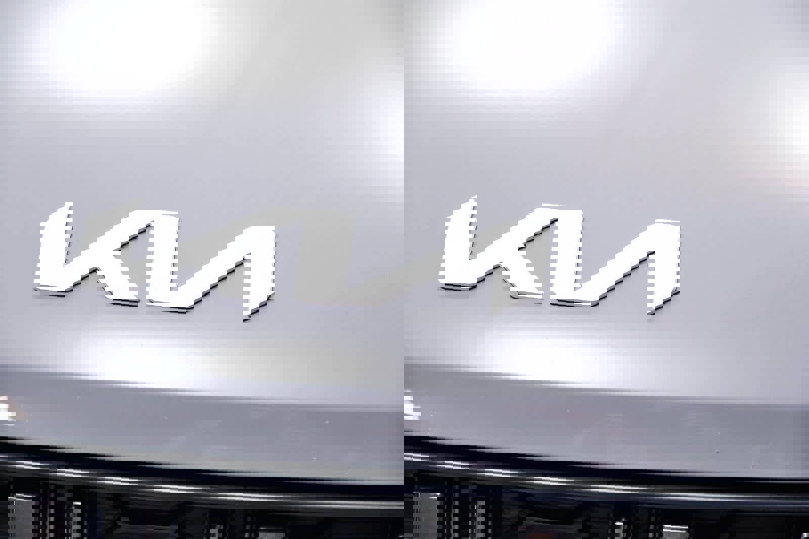 Used 2024 Kia Carnival EX image 12