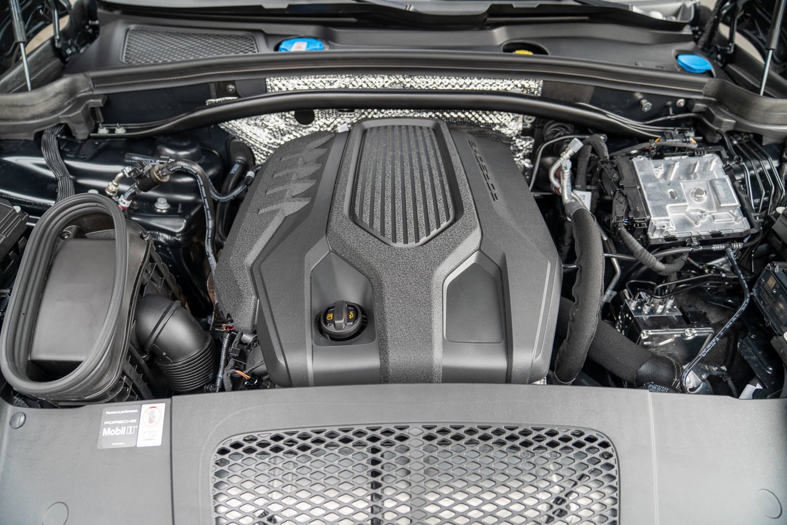 Certified 2025 Porsche Macan AWD/4WD image 25
