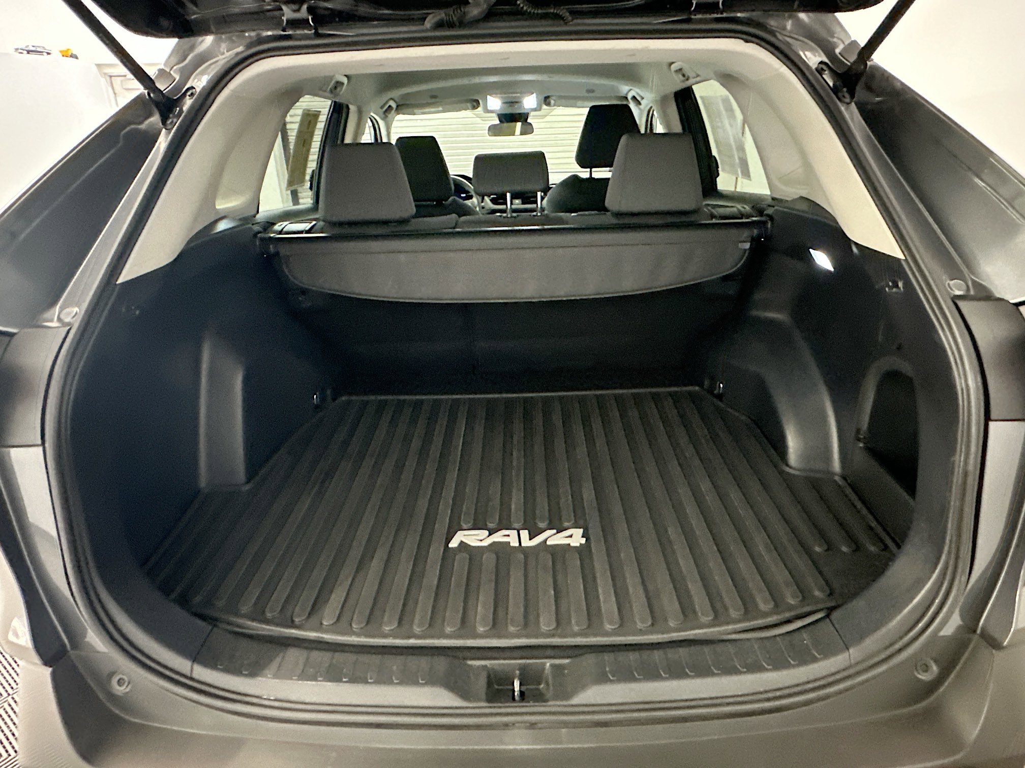 Used 2025 Toyota RAV4 XLE AWD/4WD image 30