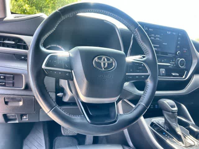Used 2022 Toyota Highlander XLE AWD/4WD image 17