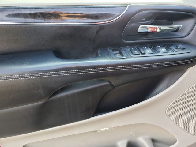 Used 2013 Chrysler Town & Country Touring FWD image 19