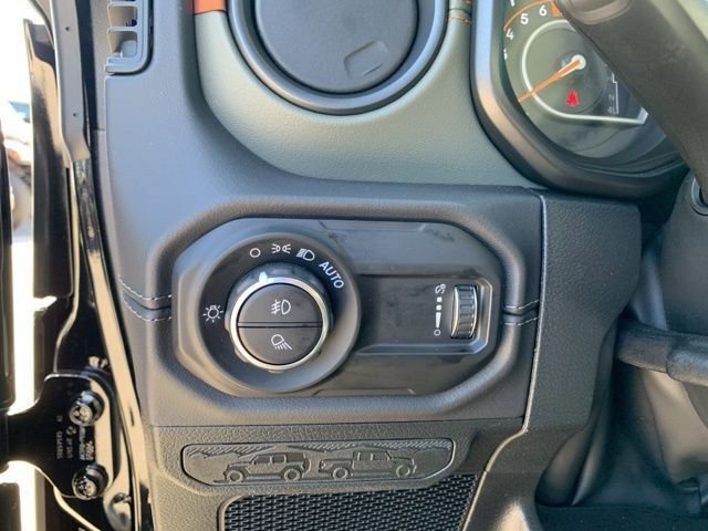 Used 2025 Jeep Gladiator Mojave w/ Convenience Group AWD/4WD image 12