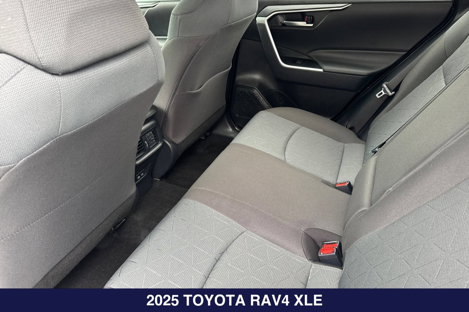 Used 2025 Toyota RAV4 XLE AWD/4WD image 13