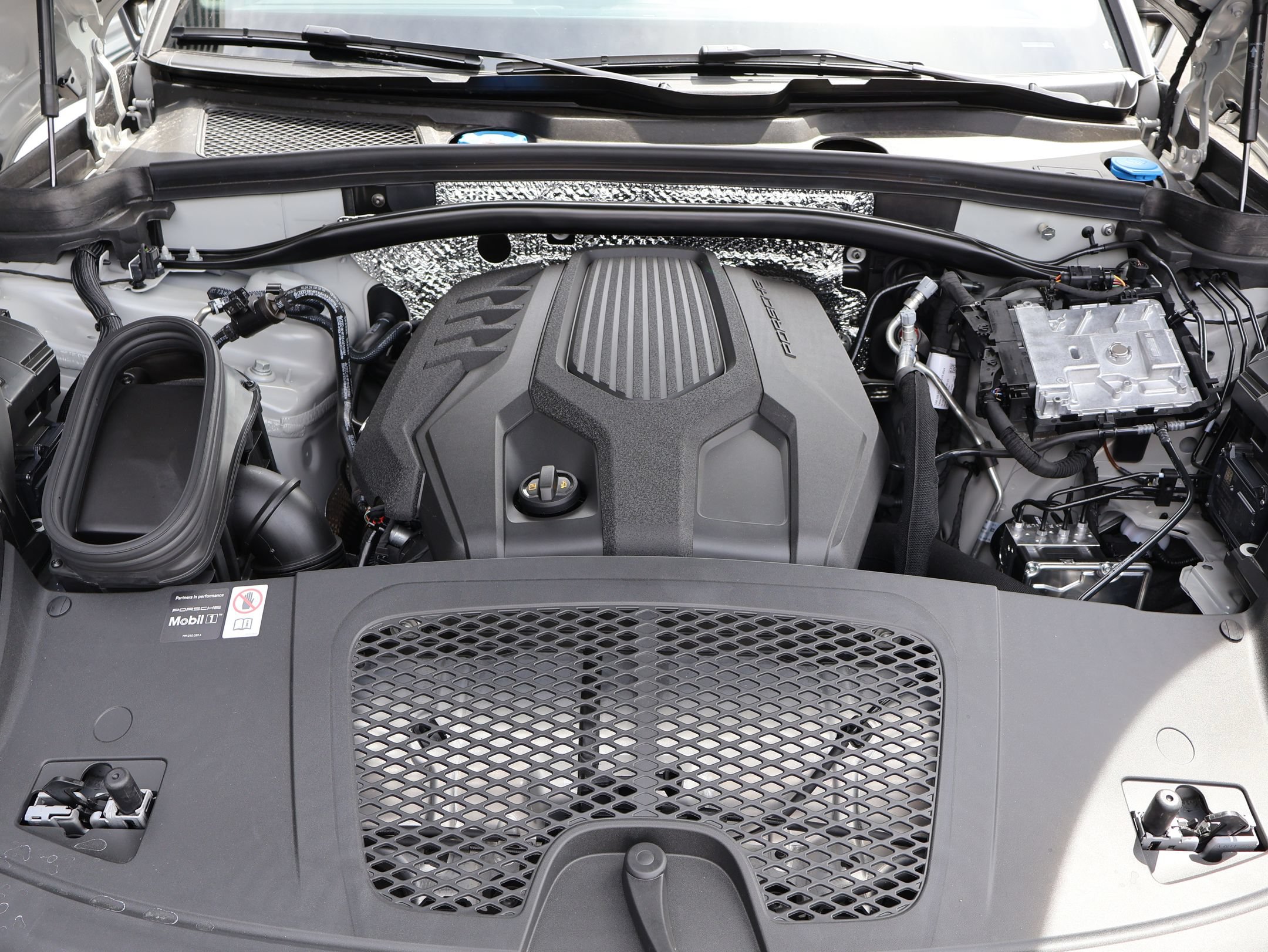 New 2026 Porsche Macan Turbo AWD/4WD image 31